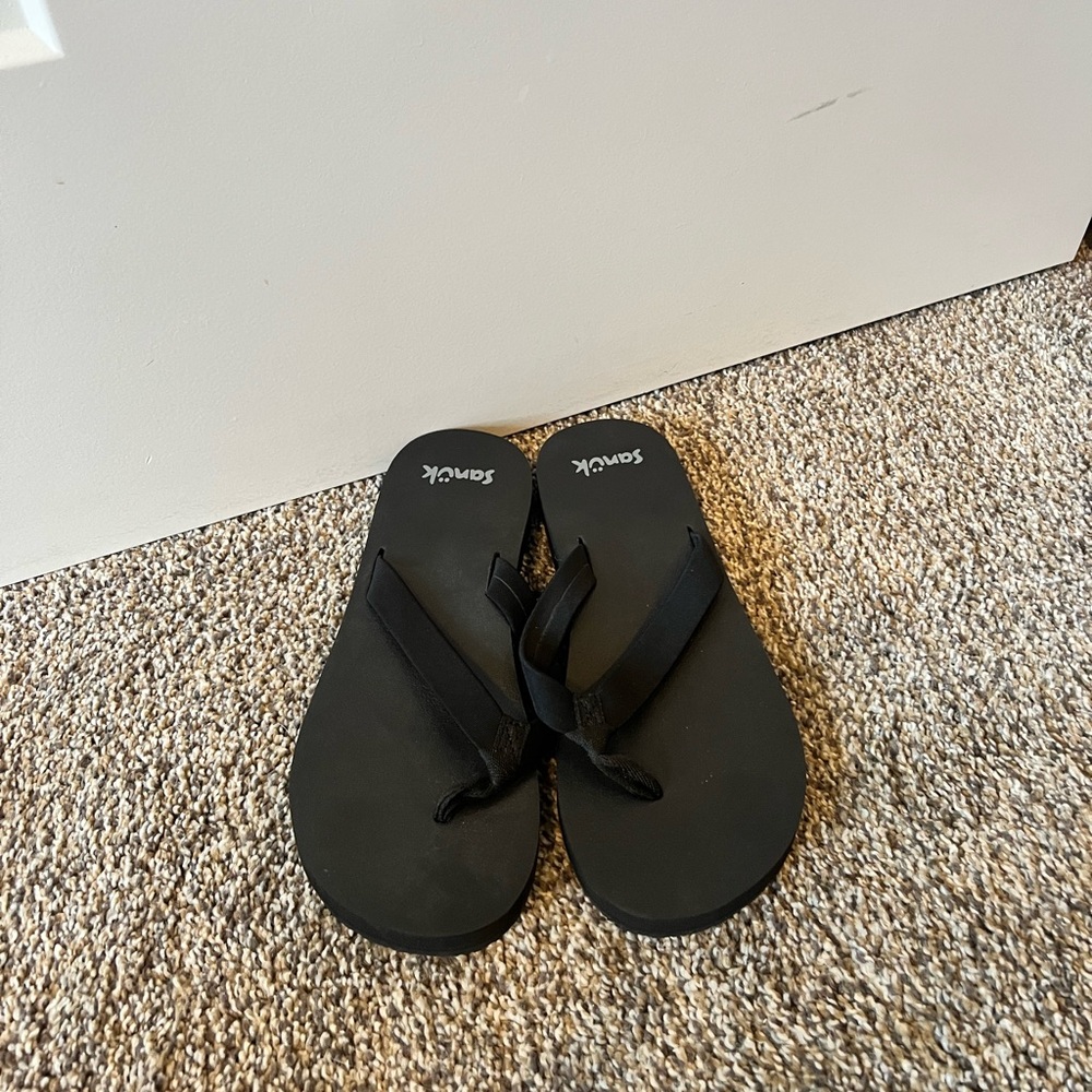 Brand new women’s sanuk sandals